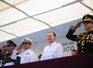 Encabeza gobernador Alfonso Durazo desfile cívico militar