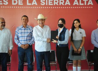Entrega gobernador Alfonso Durazo tablets a estudiantes de la sierra alta