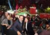 Presencian Antonio Astiazarán y Patty Ruibal magia de la Navidad en desfile Coca Cola