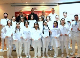 Froylán Gámez llama a futuros médicos a actuar con humanismo y hacer labor social