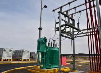 Gobernador Alfonso Durazo en la planta solar de Puerto Peñasco