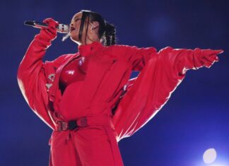 Rihanna revela su segundo embarazo durante su show de medio tiempo en el Super Bowl