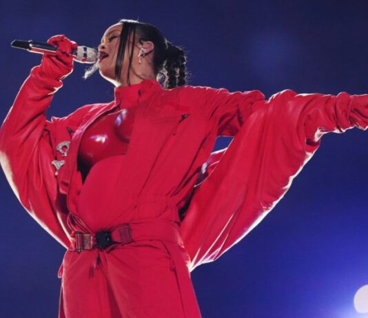 Rihanna revela su segundo embarazo durante su show de medio tiempo en el Super Bowl