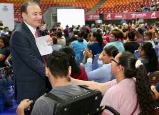 Entrega gobernador Alfonso Durazo más de dos mil tarjetas de apoyos de programas sociales