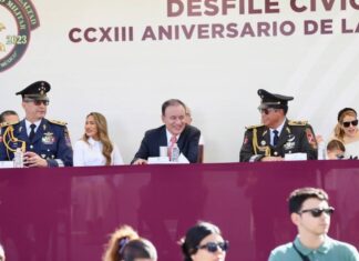 Encabeza gobernador Alfonso Durazo desfile cívico militar por el 213 aniversario de la independencia de México