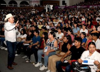 Entrega gobernador Alfonso Durazo programas sociales y educativos en favor de estudiantes y madres de familia en el sur de Sonora