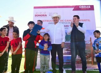 Beneficia gobernador Durazo a familias de Sahuaripa con certeza jurídica, becas e infraestructura deportiva