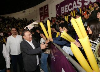 Entrega gobernador Alfonso Durazo más de cuatro mil becas a estudiantes universitarios