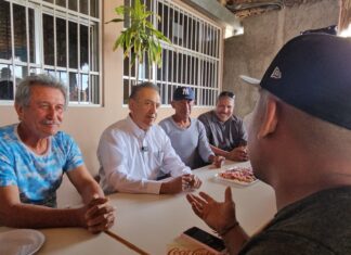 Líderes de pescadores ribereños de Guaymas sostienen un encuentro con el candidato al Senado, Manlio Fabio Beltrones