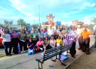 Encabeza el presidente de la UGRS Juan Ochoa pega de calcas de la ExpoGan 2024