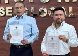 Manlio Fabio Beltrones recibe la constancia de su elección como senador, con mas de 300 mil votos a favor