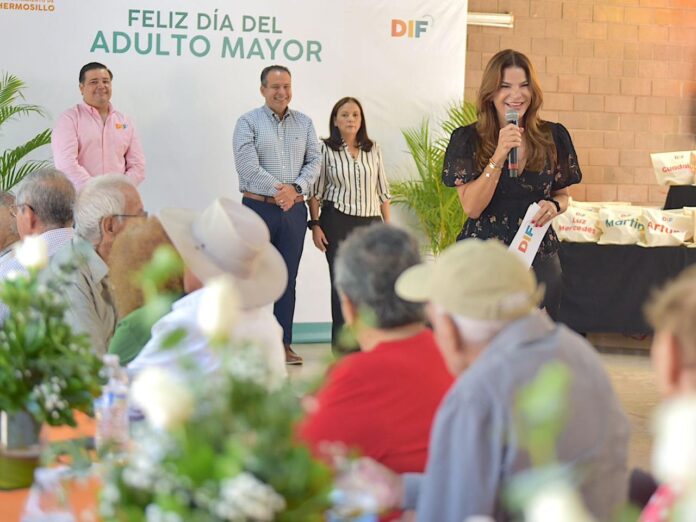 Celebran Patricia Ruibal y Antonio Astiazarán a abuelas y abuelos en su día (1)