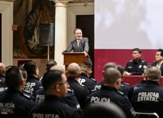 Gobernador Durazo crea Policía Estatal mejor capacitada; reconoce a elementos por 30 años de servicio