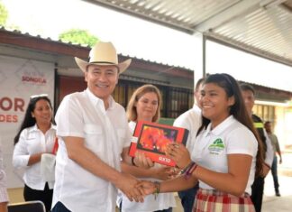 Gobernador Durazo entrega 50 mil tabletas electrónicas a estudiantes y docentes de secundaria