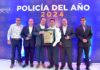 Entrega Toño Astiazarán reconocimiento a Policía del Año 2024