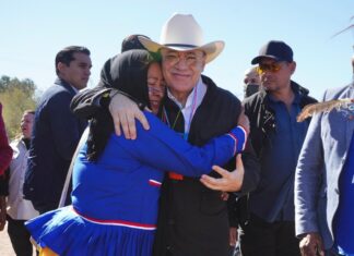 Cumple Gobernador Durazo a estudiantes Seris con entrega 698 de libros en Desemboque