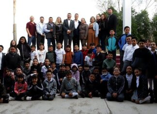 Con gratitud a su tierra, Óscar Ortiz entrega apoyos a la escuela Félix Romero de San Pedro de la Cueva