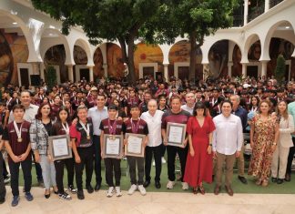 Premia Gobernador Durazo con becas a medallistas de los Juegos Deportivos Nacionales de Educación Básica