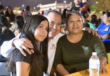 Comparte Toño Astiazarán espíritu navideño con familias de Parque Central en Posada CRECES