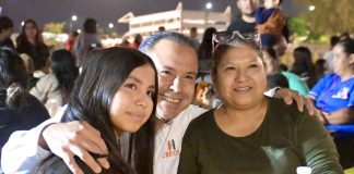 Comparte Toño Astiazarán espíritu navideño con familias de Parque Central en Posada CRECES
