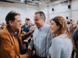 Construyen sonrisas Toño Astiazarán y Patty Ruibal con entrega de prótesis dentales a adultos mayores