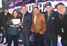 Celebra Toño Astiazarán a personal de recolección de basura con chocolatiza