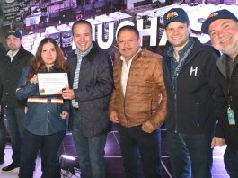 Celebra Toño Astiazarán a personal de recolección de basura con chocolatiza