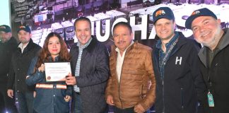 Celebra Toño Astiazarán a personal de recolección de basura con chocolatiza