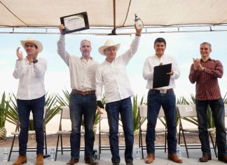 Gobernador Durazo posiciona al bacanora como bebida premium internacional con primeras certificaciones