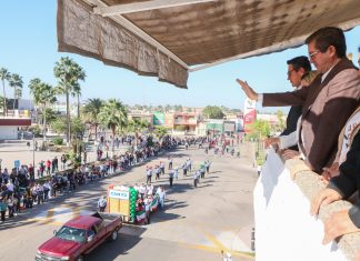 Disfrutan navojoenses de alegre y colorido desfile por día de la Bandera