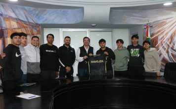 Entrega Elías Retes uniformes a selectivo de voleibol de Navojoa para torneo estatal