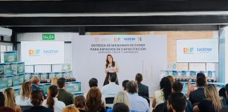 Impulsan Patty Ruibal y Toño Astiazarán autoempleo al otorgar 100 máquinas de coser donadas por la empresa Brother