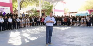 Reconoce Toño Astiazarán a estudiantes de la secundaria 9 que ganaron concurso de calaveras con material reciclado