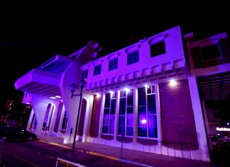 En homenaje a las mujeres, Palacio de Navojoa se «Pinta de Morado»