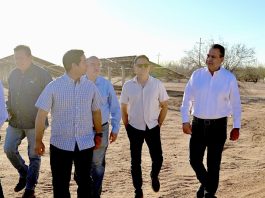 Supervisa Toño Astiazaran operación de 3 mil paneles solares para eficientar suministro de agua en los hogares