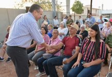 Apoya Toño Astiazarán a familias de la colonia Mártires de Cananea con obra ganadora del Presupuesto CRECES