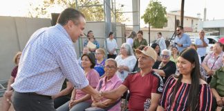 Apoya Toño Astiazarán a familias de la colonia Mártires de Cananea con obra ganadora del Presupuesto CRECES