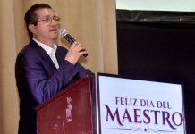 Alcalde de Navojoa Elías Retes galardona a docentes con 20 años de servicio