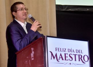 Alcalde de Navojoa Elías Retes galardona a docentes con 20 años de servicio