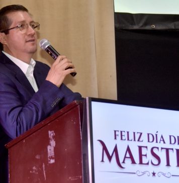 Alcalde de Navojoa Elías Retes galardona a docentes con 20 años de servicio