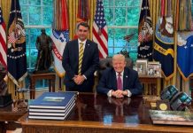 Trump recibe al hijo de Bolsonaro en la Casa Blanca y respalda su candidatura presidencial en Brasil