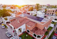 Ayuda Toño Astiazarán con Peso Solar a Fundación Cultural de Villa Satélite a bajar en 99% consumo de luz