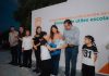 Entregan Toño Astiazarán y Patty Ruibal útiles escolares a 500 niñas y niños en Altares