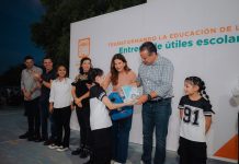 Entregan Toño Astiazarán y Patty Ruibal útiles escolares a 500 niñas y niños en Altares