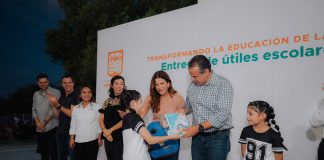 Entregan Toño Astiazarán y Patty Ruibal útiles escolares a 500 niñas y niños en Altares