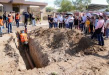 Supervisa Toño Astiazarán pavimentación con concreto de la Huásabas acompañado de vecinas y vecinos