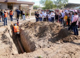 Supervisa Toño Astiazarán pavimentación con concreto de la Huásabas acompañado de vecinas y vecinos