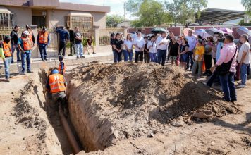 Supervisa Toño Astiazarán pavimentación con concreto de la Huásabas acompañado de vecinas y vecinos