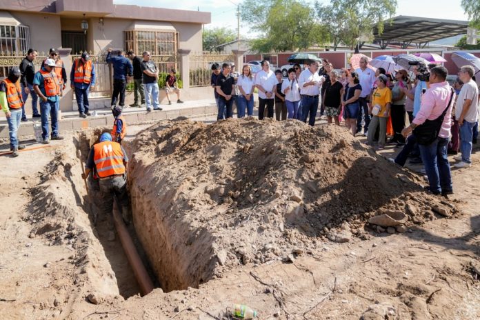 Supervisa Toño Astiazarán pavimentación con concreto de la Huásabas acompañado de vecinas y vecinos (2)