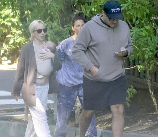 Pasea Lady Gaga con su bebé